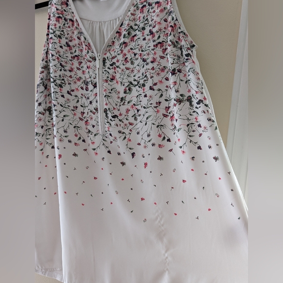 White Tank Zipper With Floral Motif - Picture 4 of 5